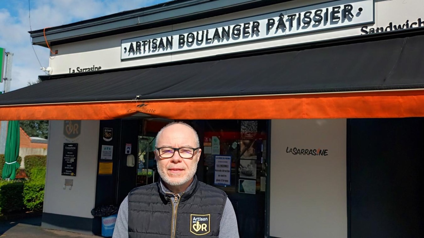 Bruno Zago devant la boulangerie La Sarrasine à Famars