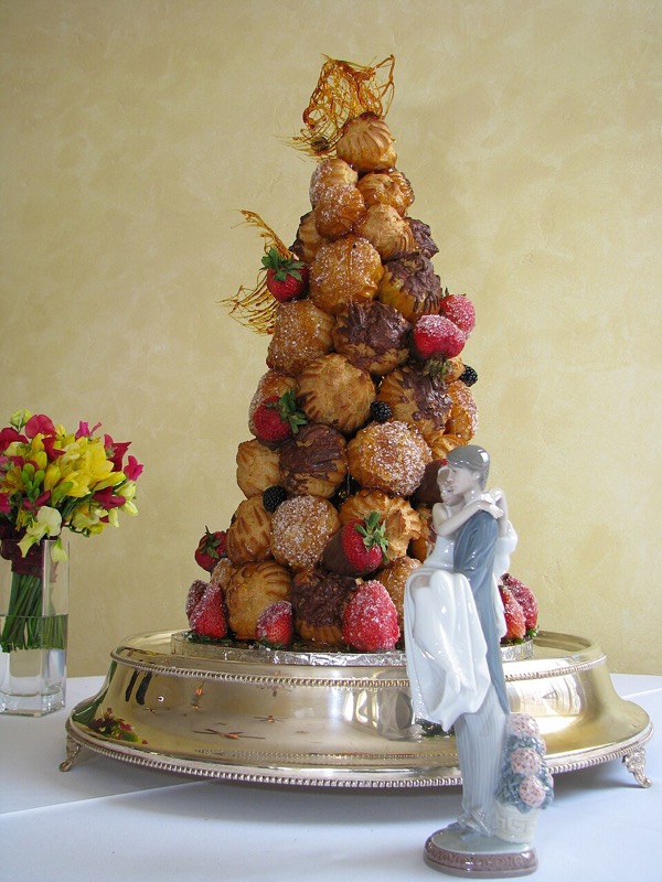 Pièce montée de mariage aux choux caramélisés