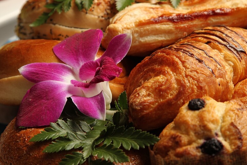 Assortiment de viennoiseries dorées